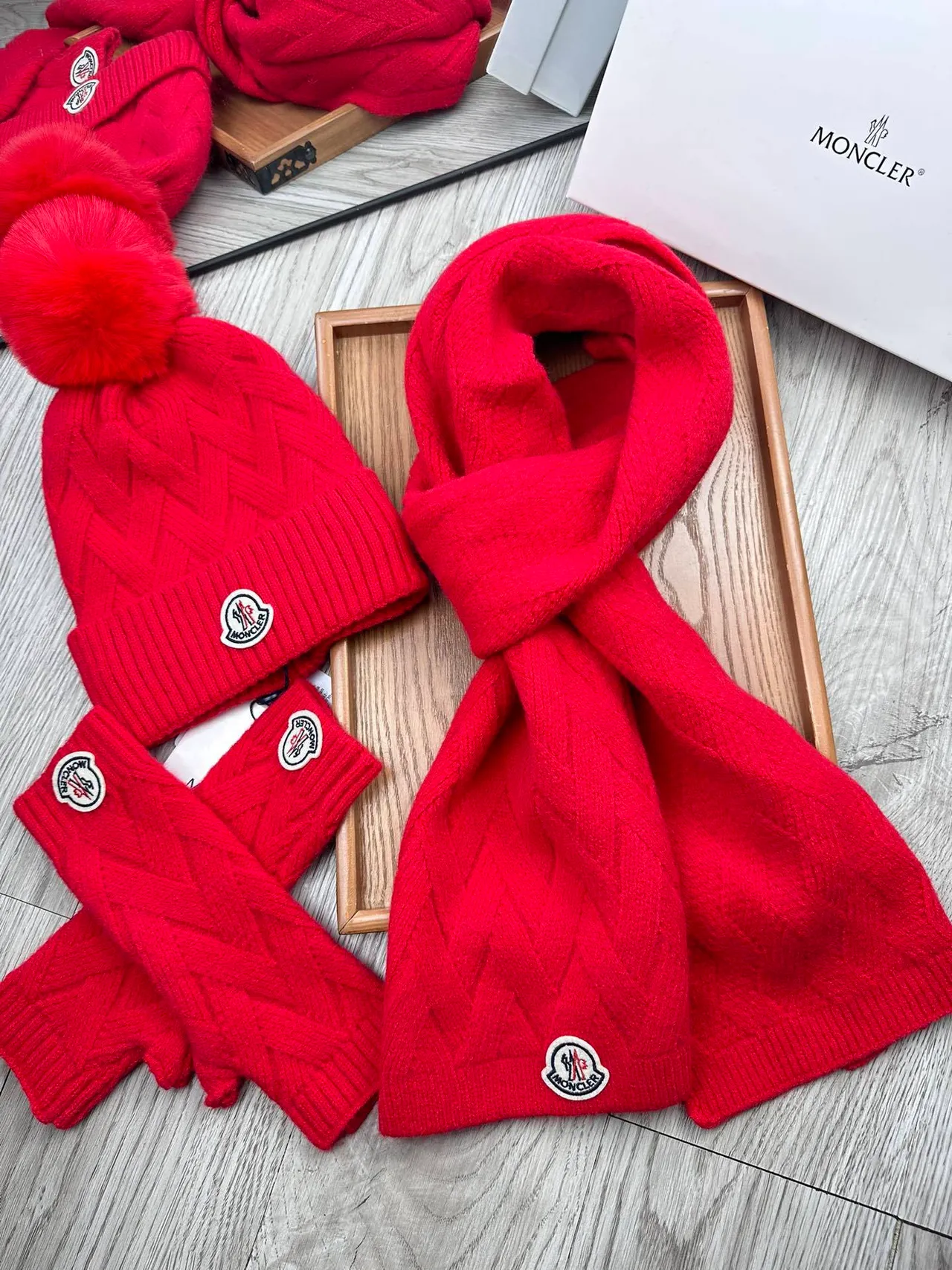 Moncler Pull Rouge Tricot à Côtes Doublé de Peluche 9