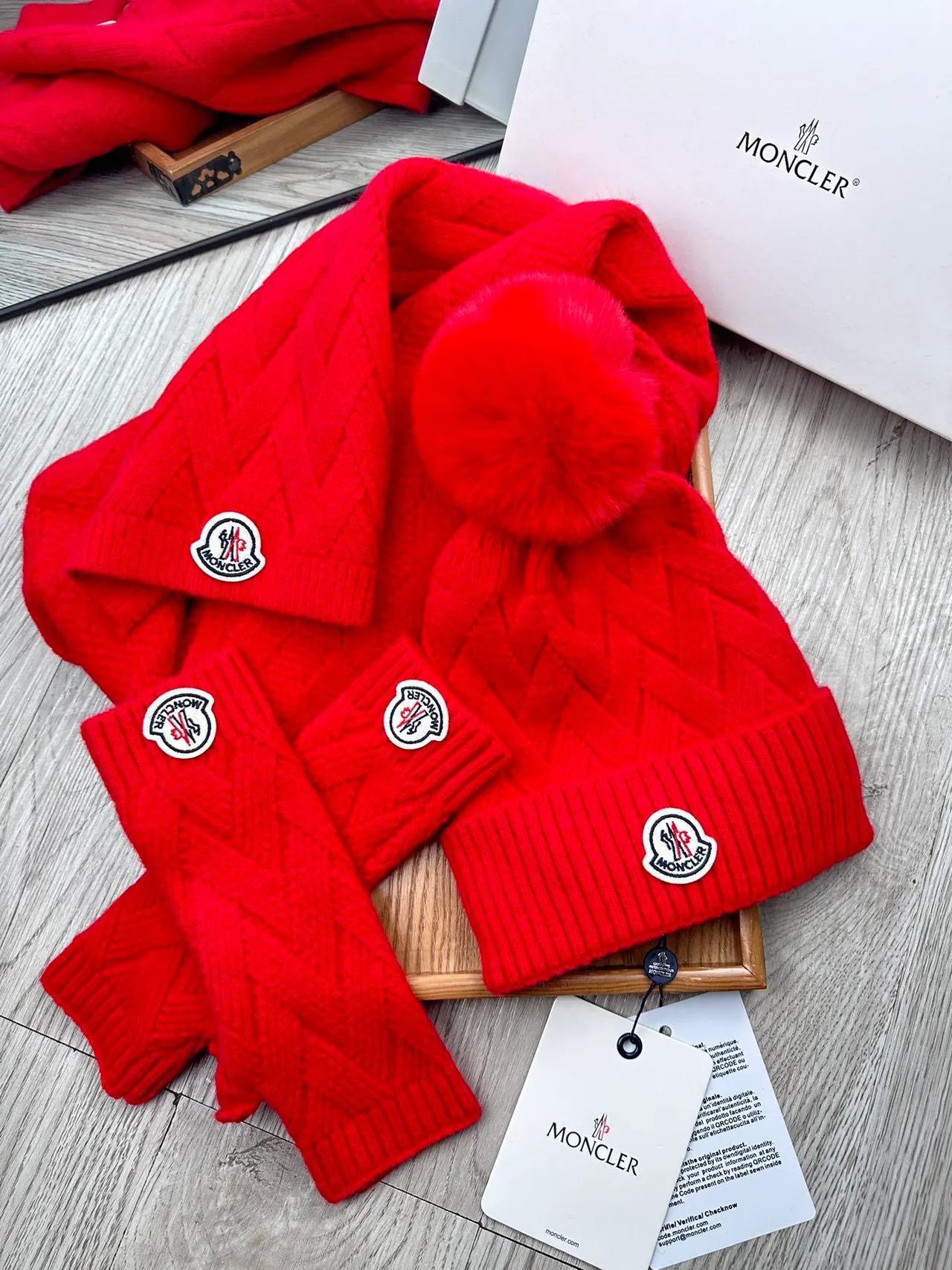 Moncler Pull Rouge Tricot à Côtes Doublé de Peluche 10