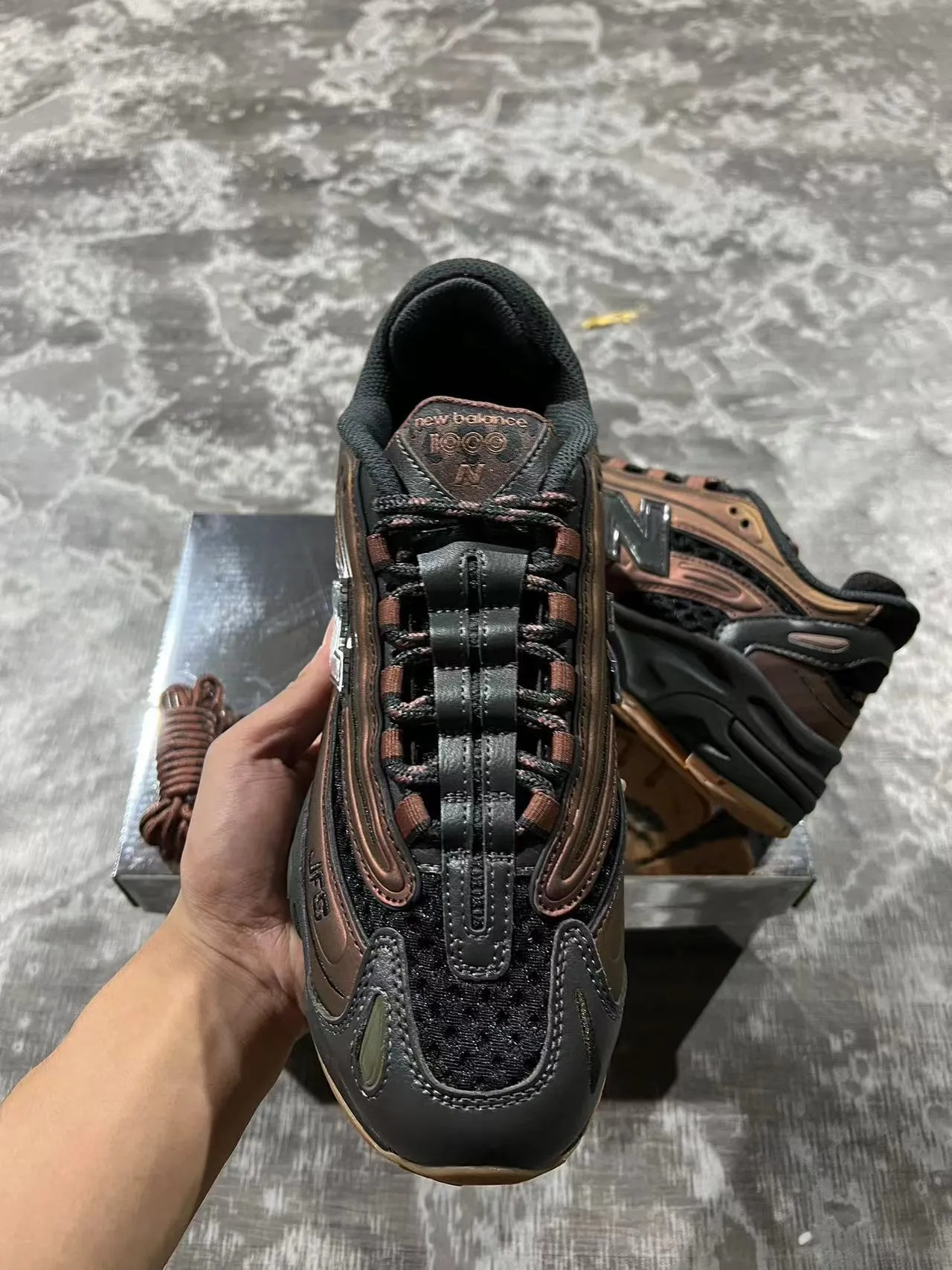 New Balance 1000 أسود بني قاعدة متعددة الطبقات تباين معدني حذاء رياضي سميك 3