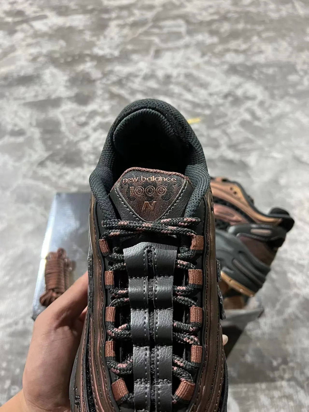 New Balance 1000 أسود بني قاعدة متعددة الطبقات تباين معدني حذاء رياضي سميك 4
