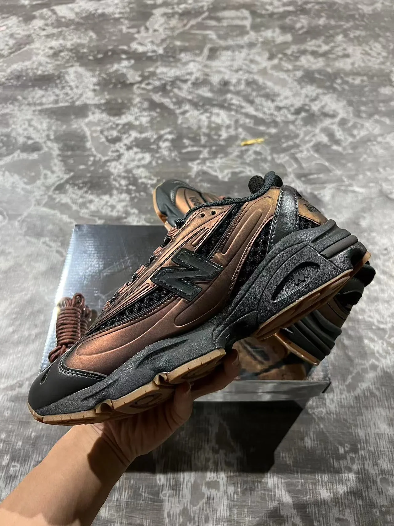 New Balance 1000 أسود بني قاعدة متعددة الطبقات تباين معدني حذاء رياضي سميك 5