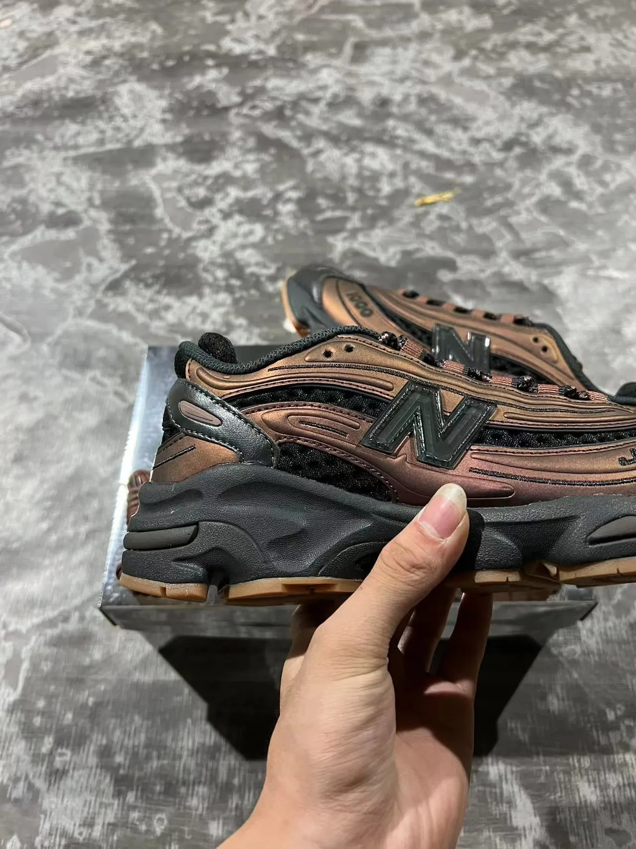 New Balance 1000 أسود بني قاعدة متعددة الطبقات تباين معدني حذاء رياضي سميك 7