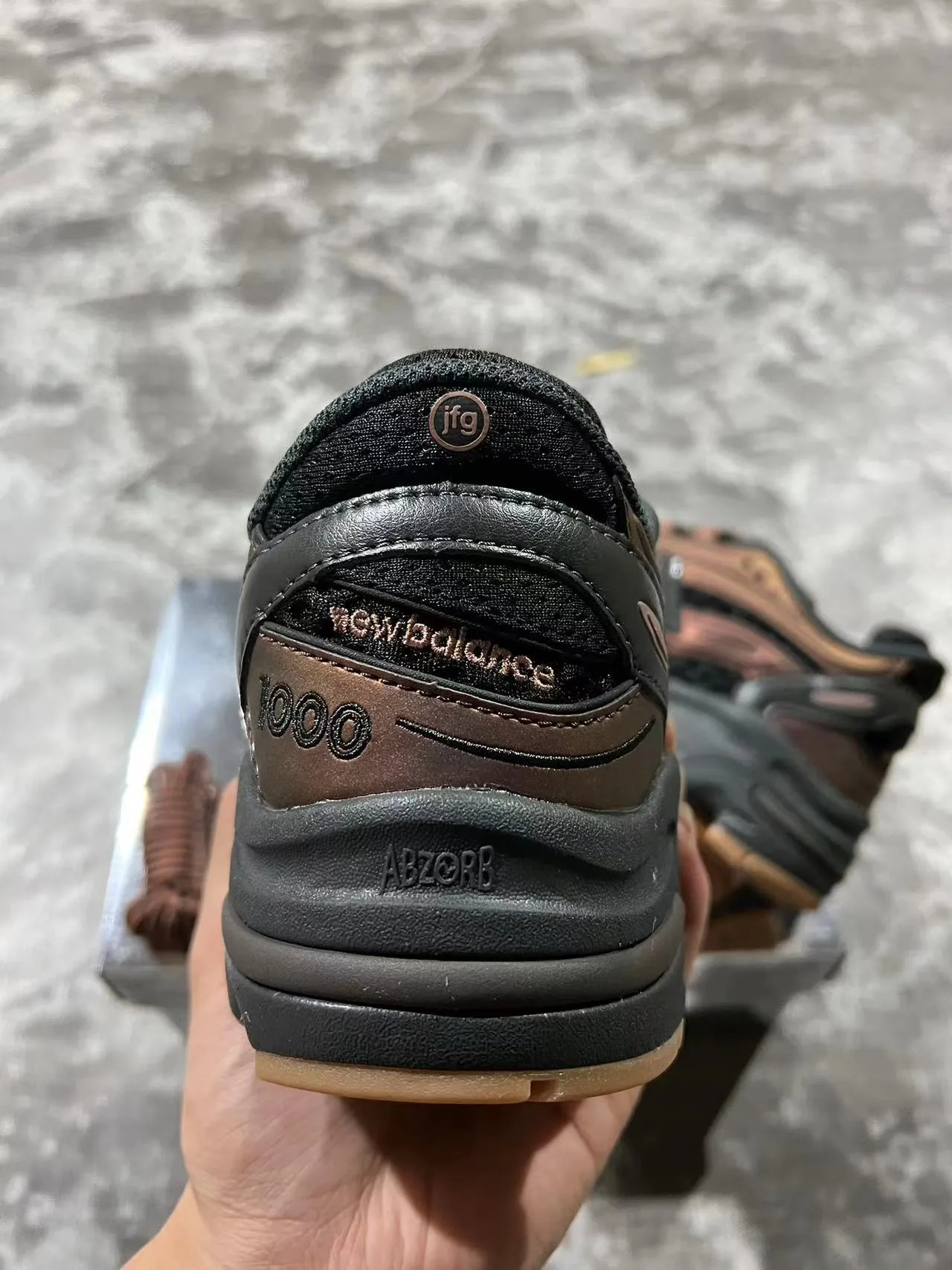 New Balance 1000 أسود بني قاعدة متعددة الطبقات تباين معدني حذاء رياضي سميك 8