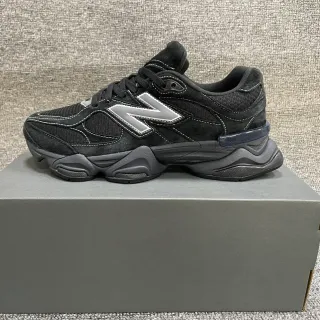 New Balance 9060 Tênis pretos de malha e couro chunky