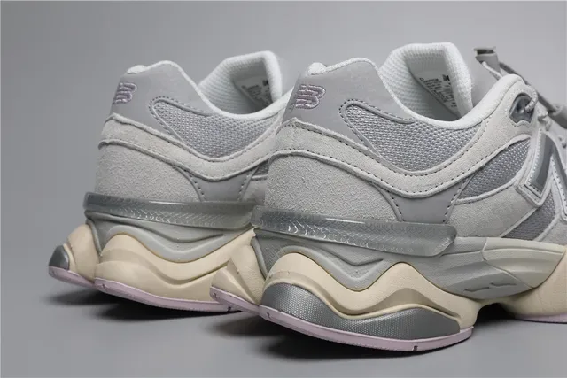 New Balance 9060 灰色和米色生活方式运动鞋 2