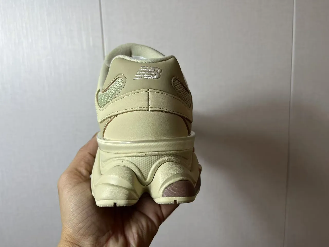 New Balance বেইজ বার্গান্ডি সিলহুয়েট মাল্টি-লেয়ার্ড মিডসোল চাঙ্কি স্নিকার্স 2