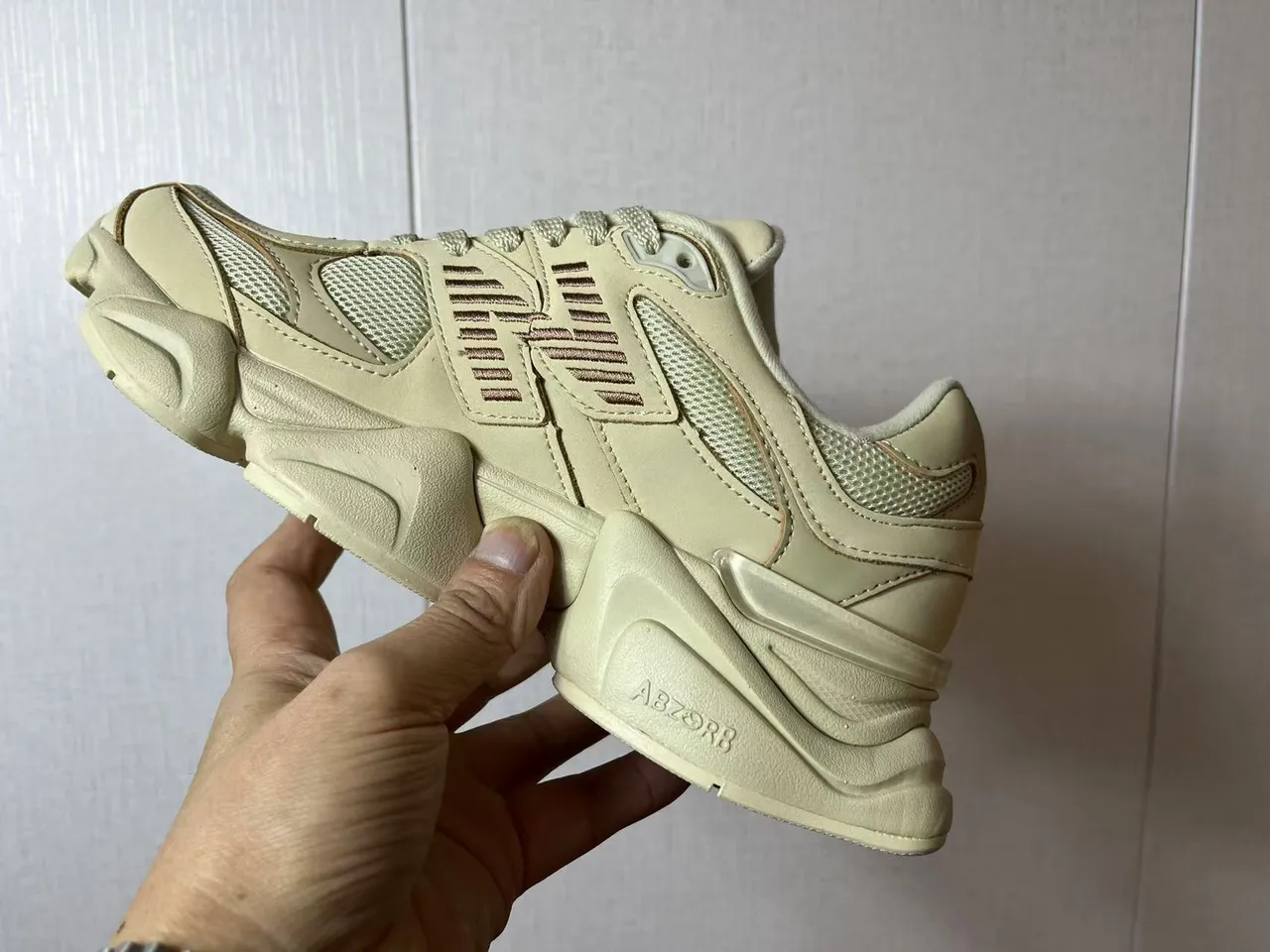 New Balance বেইজ বার্গান্ডি সিলহুয়েট মাল্টি-লেয়ার্ড মিডসোল চাঙ্কি স্নিকার্স 4
