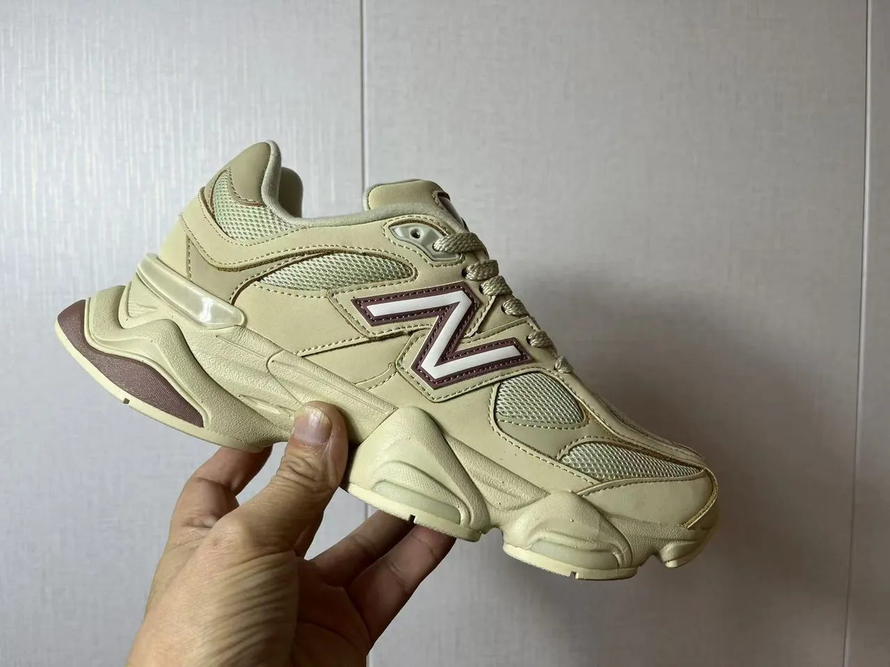 New Balance বেইজ বার্গান্ডি সিলহুয়েট মাল্টি-লেয়ার্ড মিডসোল চাঙ্কি স্নিকার্স 5