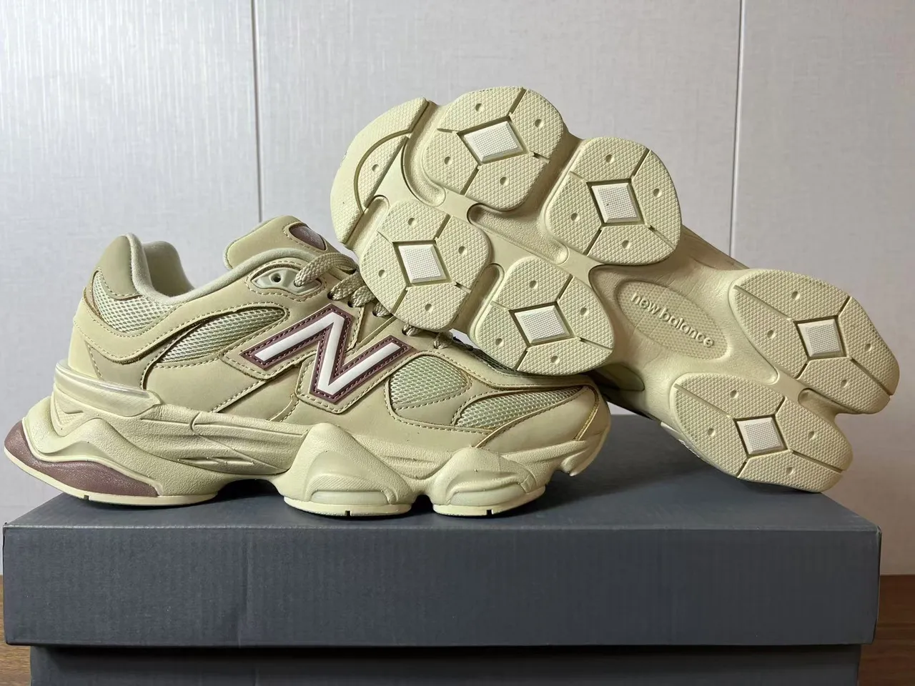 New Balance বেইজ বার্গান্ডি সিলহুয়েট মাল্টি-লেয়ার্ড মিডসোল চাঙ্কি স্নিকার্স 6