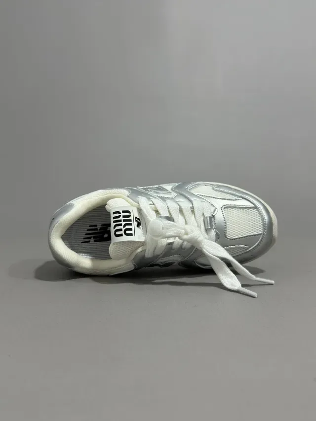 New Balance Tênis Lifestyle Beige Branco Com Material Misto Superior Camada De Malha E Couro 9