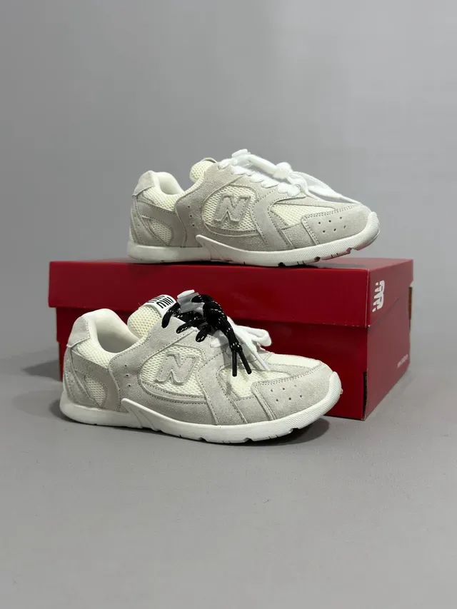 New Balance Tênis Lifestyle Beige Branco Com Material Misto Superior Camada De Malha E Couro 21