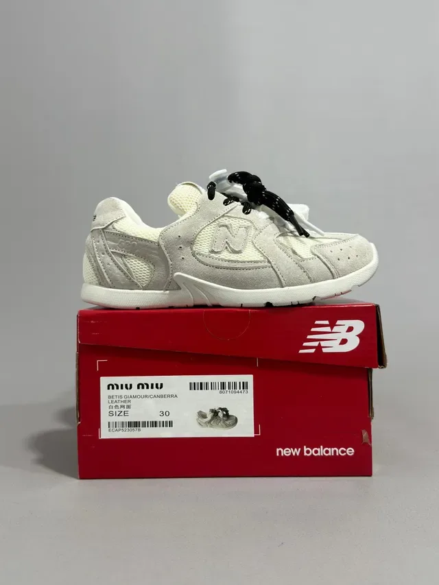New Balance Tênis Lifestyle Beige Branco Com Material Misto Superior Camada De Malha E Couro 22