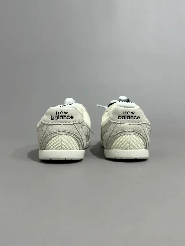 New Balance Tênis Lifestyle Beige Branco Com Material Misto Superior Camada De Malha E Couro 23