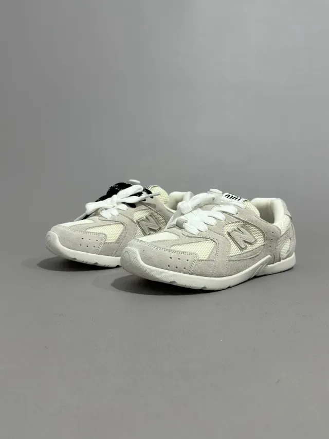 New Balance Tênis Lifestyle Beige Branco Com Material Misto Superior Camada De Malha E Couro 24