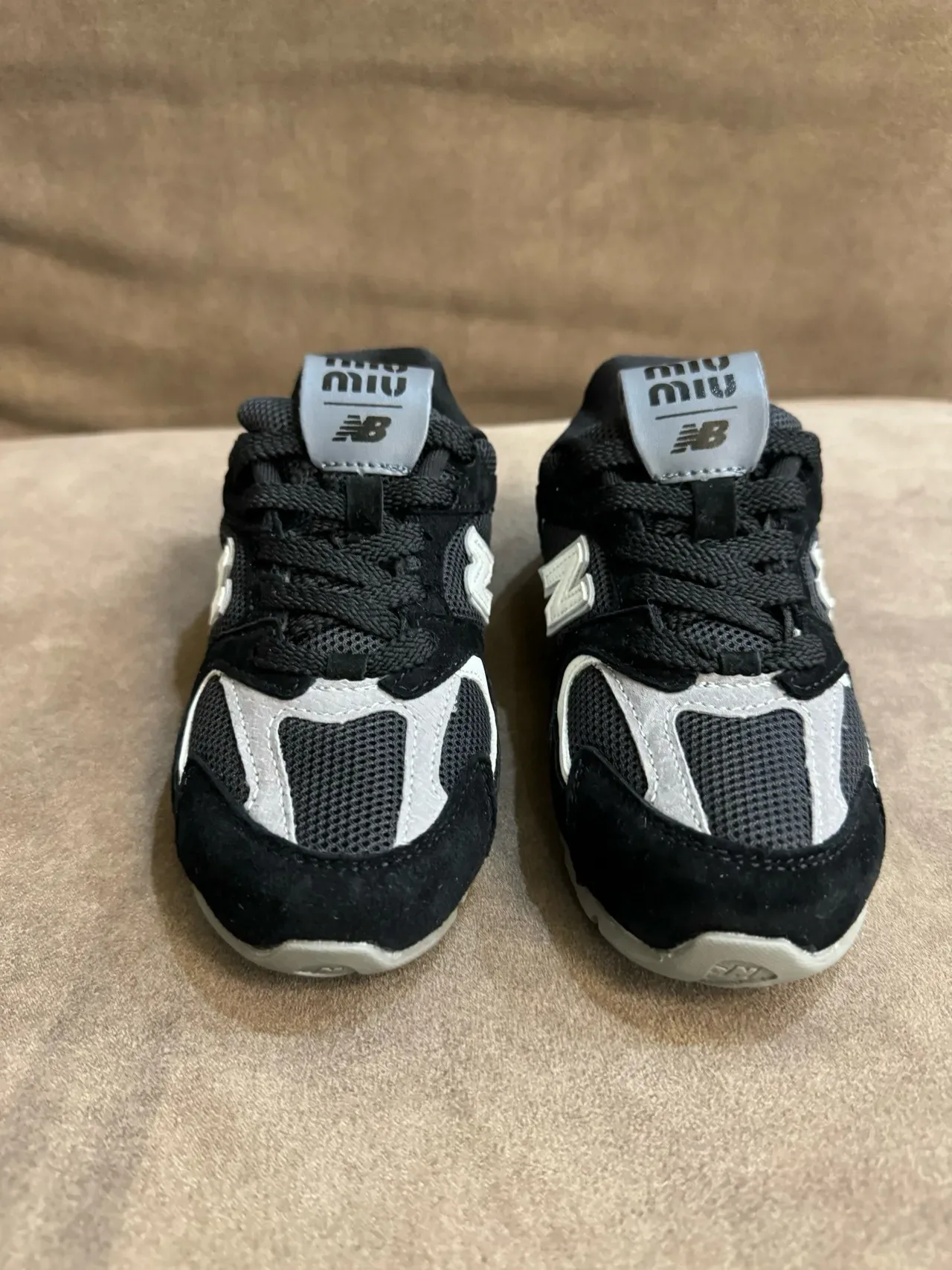 নিউ ব্যালেন্স কালো ধূসর লো-টপ মেশ-সুয়েড হাইব্রিড আপার লাইফস্টাইল স্নিকার 16