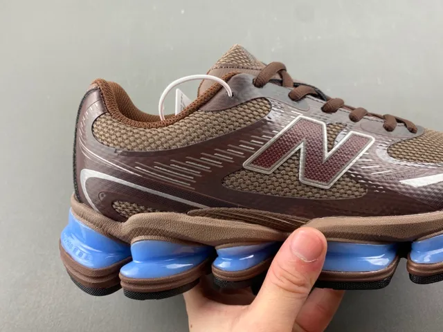 New Balance भूरा नीला मेश और सिंथेटिक ऊपरी विभाजित मिडसोल पोस जीवनशैली स्नीकर्स 3