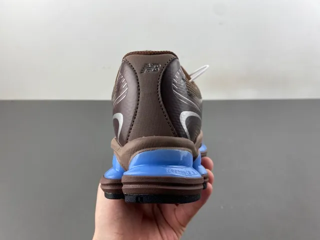 New Balance भूरा नीला मेश और सिंथेटिक ऊपरी विभाजित मिडसोल पोस जीवनशैली स्नीकर्स 4