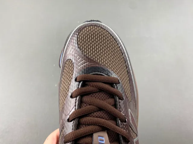 New Balance भूरा नीला मेश और सिंथेटिक ऊपरी विभाजित मिडसोल पोस जीवनशैली स्नीकर्स 5