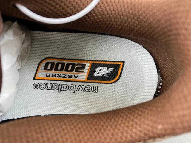 New Balance भूरा नीला मेश और सिंथेटिक ऊपरी विभाजित मिडसोल पोस जीवनशैली स्नीकर्स 7