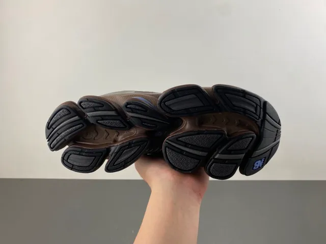 New Balance भूरा नीला मेश और सिंथेटिक ऊपरी विभाजित मिडसोल पोस जीवनशैली स्नीकर्स 9
