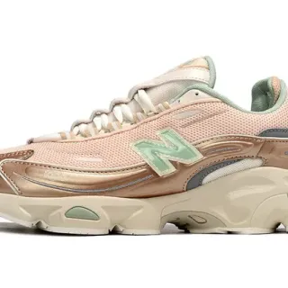 New Balance গোলাপি বেইজ প্ল্যাটফর্ম সোল মেশ এবং ধাতব সিন্থেটিক ওভারলে চাঙ্কি স্নিকার্স