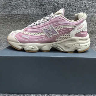 New Balance 粉米色 复古轮廓 分层网面和仿麂皮叠层 厚底运动鞋