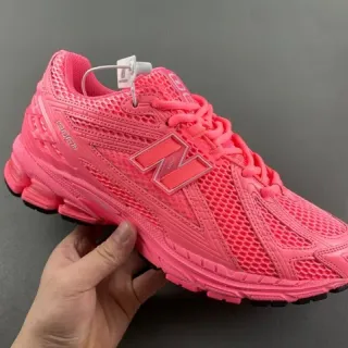 New Balance 粉黑网面鞋面合成笼架叠加跑鞋