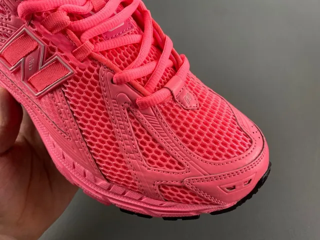 New Balance Zapatos de running rosa negro upper de malla overlays de jaula sintética 3