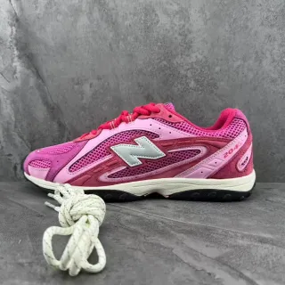 New Balance 粉白色网面与麂皮叠层笼式轮廓生活方式运动鞋