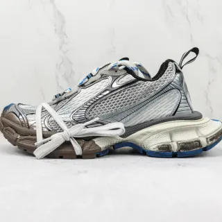 New Balance রূপালি নীল মাল্টি-লেয়ার্ড সোল মেটালিক সিন্থেটিক ওভারলে চাঙ্কি স্নিকার