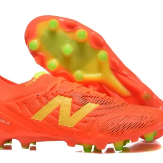 New Balance Tekela नारंगी हरी, टेक्सचर्ड सिंथेटिक अपर, मोल्डेड स्टड सोल, फर्म ग्राउंड फुटबॉल जूते