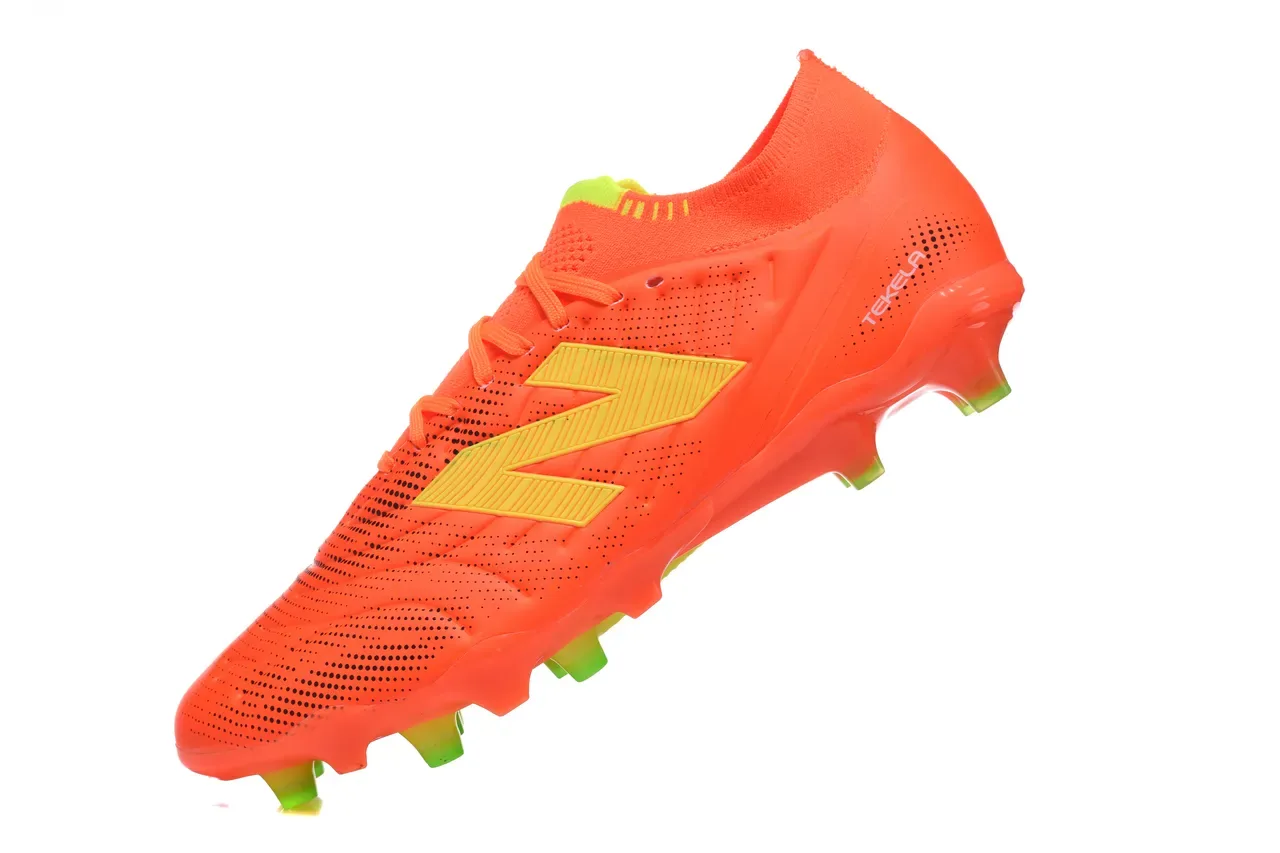 New Balance Tekela برتقالي أخضر، نعل mold studs، upper texturizado sintético، للأرض الصلبة، أحذية كرة القدم 3