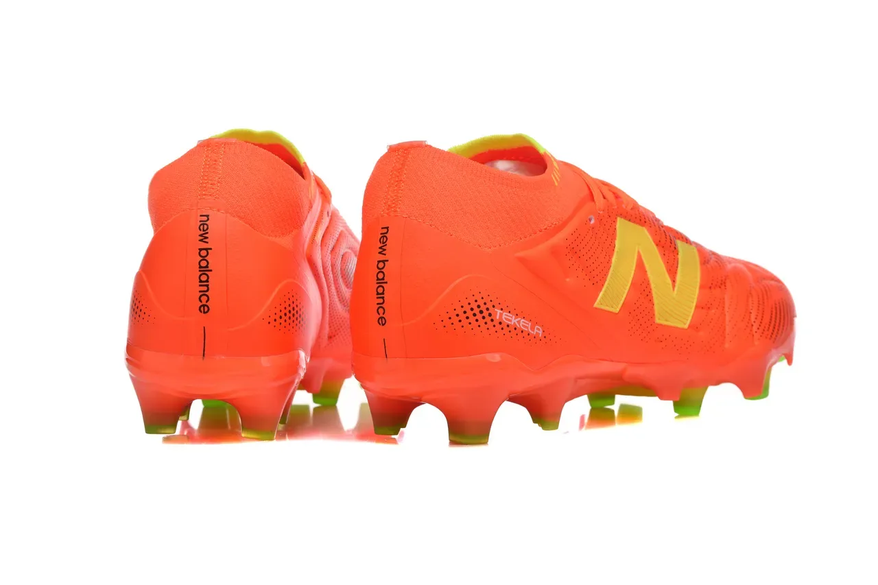 New Balance Tekela برتقالي أخضر، نعل mold studs، upper texturizado sintético، للأرض الصلبة، أحذية كرة القدم 5