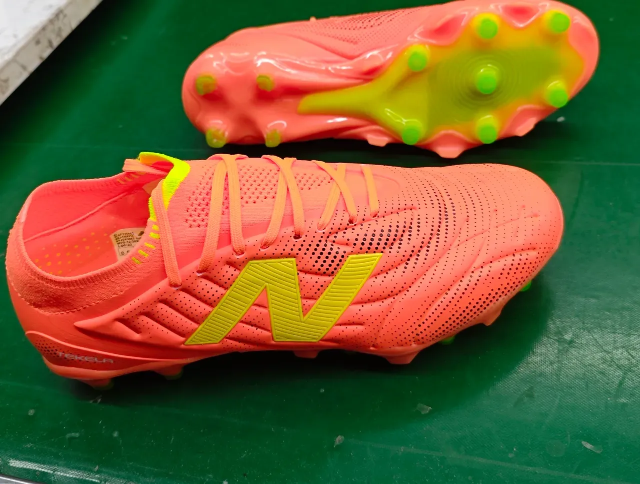 New Balance Tekela برتقالي أخضر، نعل mold studs، upper texturizado sintético، للأرض الصلبة، أحذية كرة القدم 11