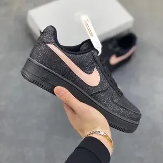 Nike Air Force 1 أسود وردي لامع العلوي Swoosh المعدني حذاء أسلوب الحياة