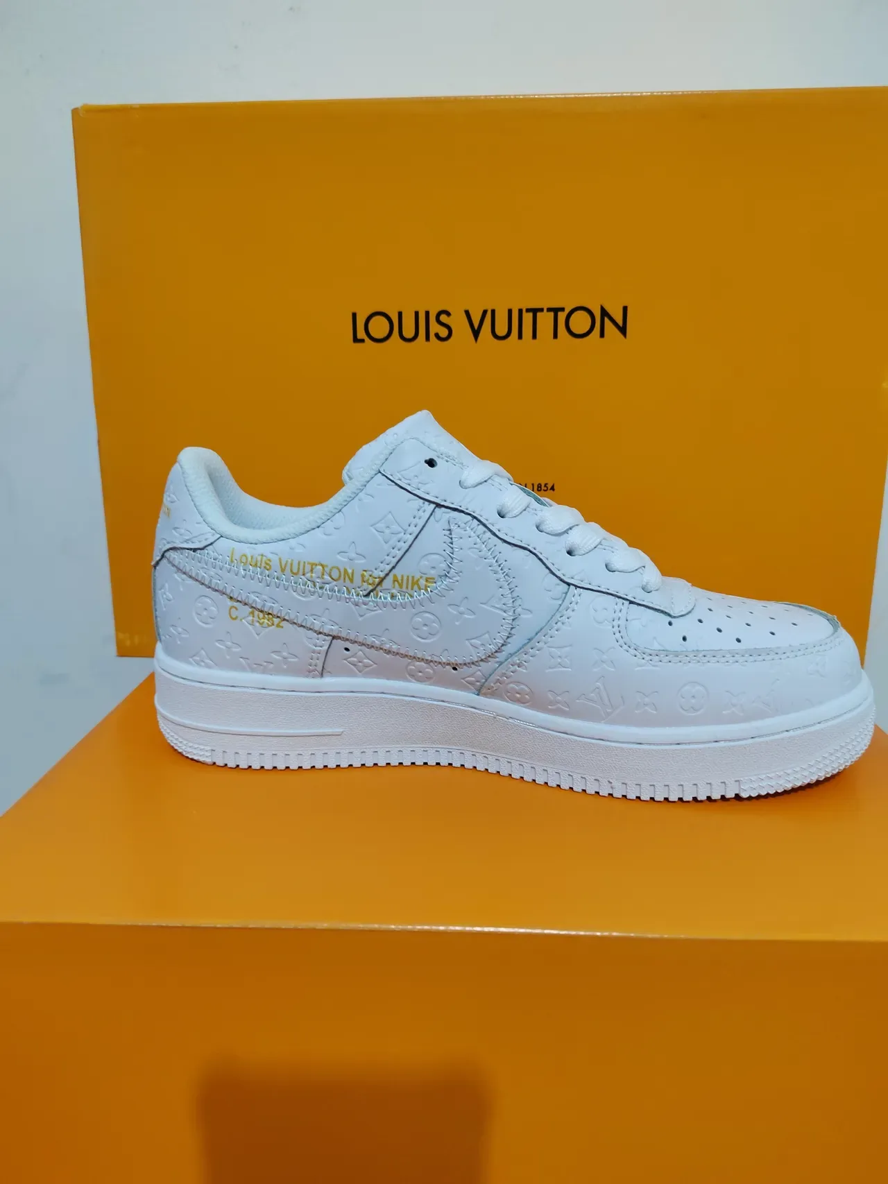 Nike Air Force 1 Monogram Embossed Chaussures Lifestyle Blanc 3