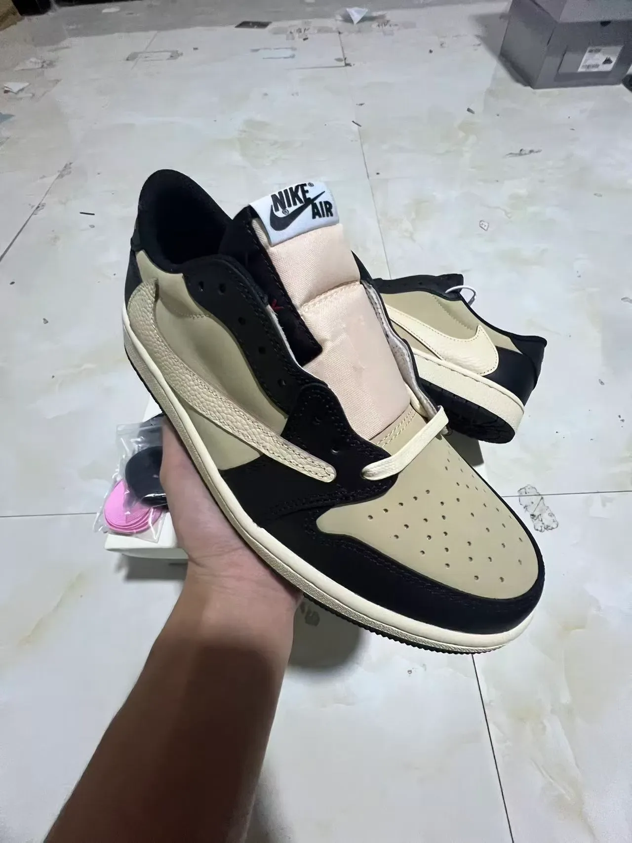 Nike Air Jordan 1 Preto e Creme Tênis Lifestyle 2
