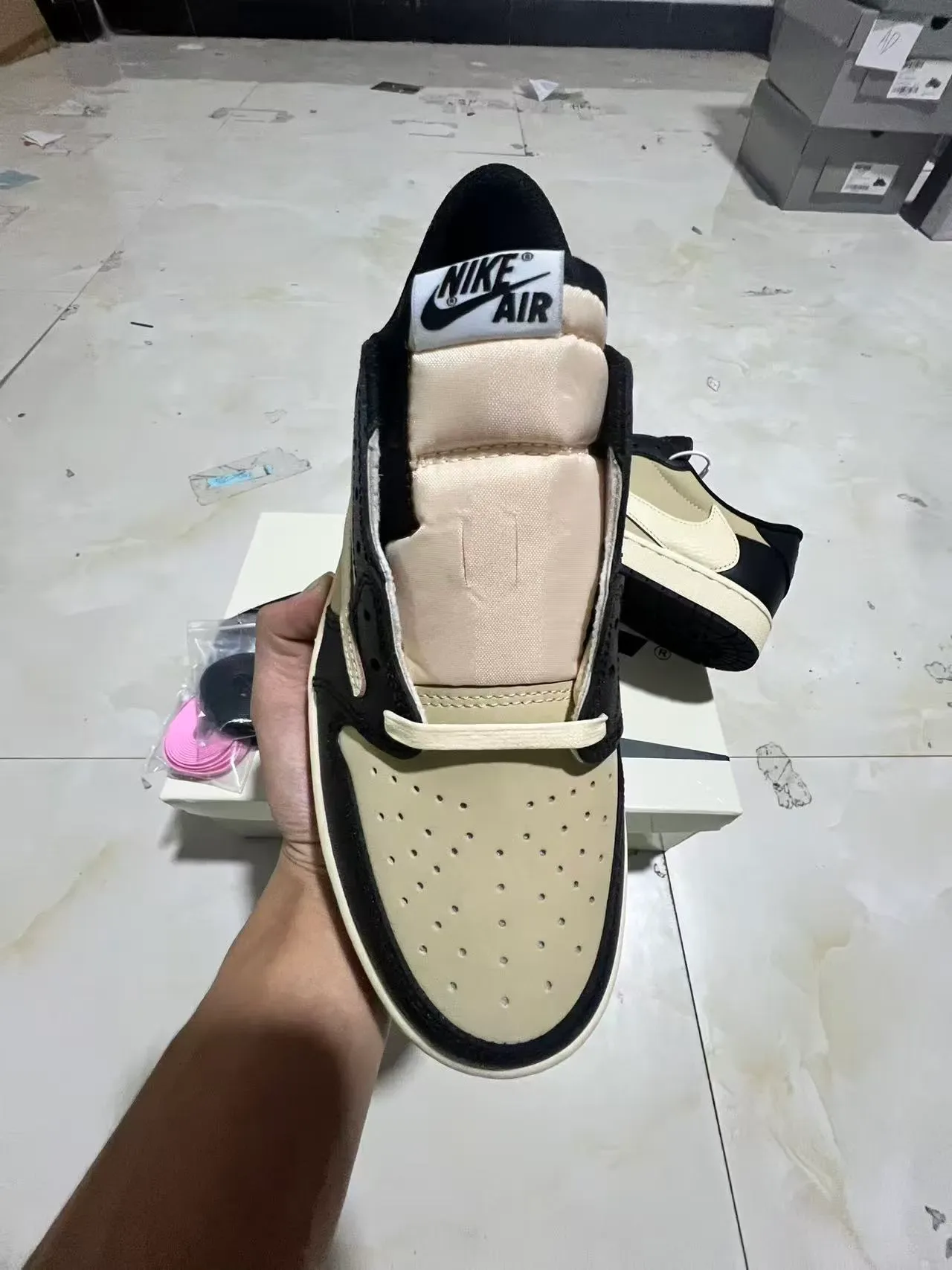 Nike Air Jordan 1 Preto e Creme Tênis Lifestyle 3