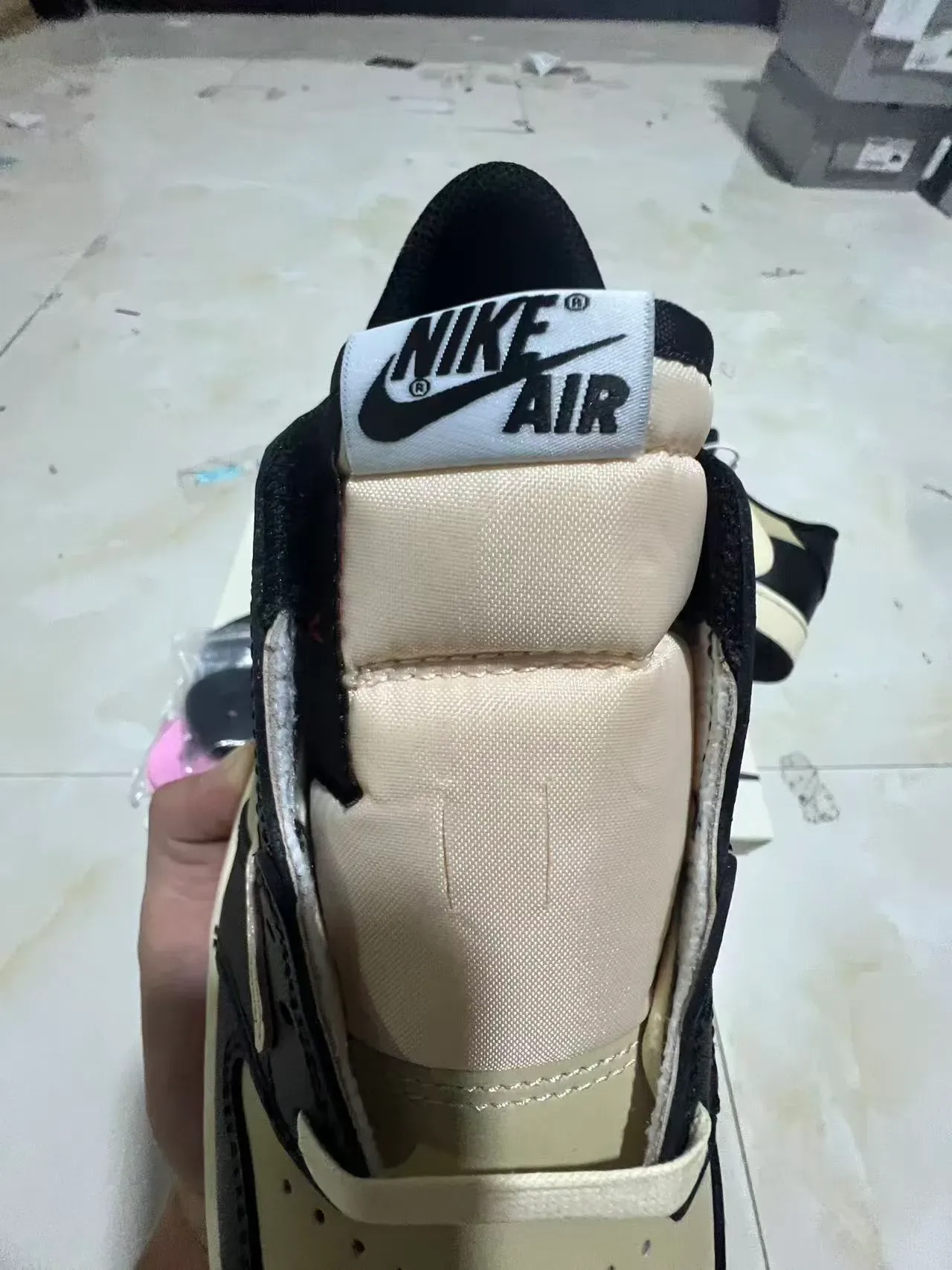 Nike Air Jordan 1 Preto e Creme Tênis Lifestyle 4