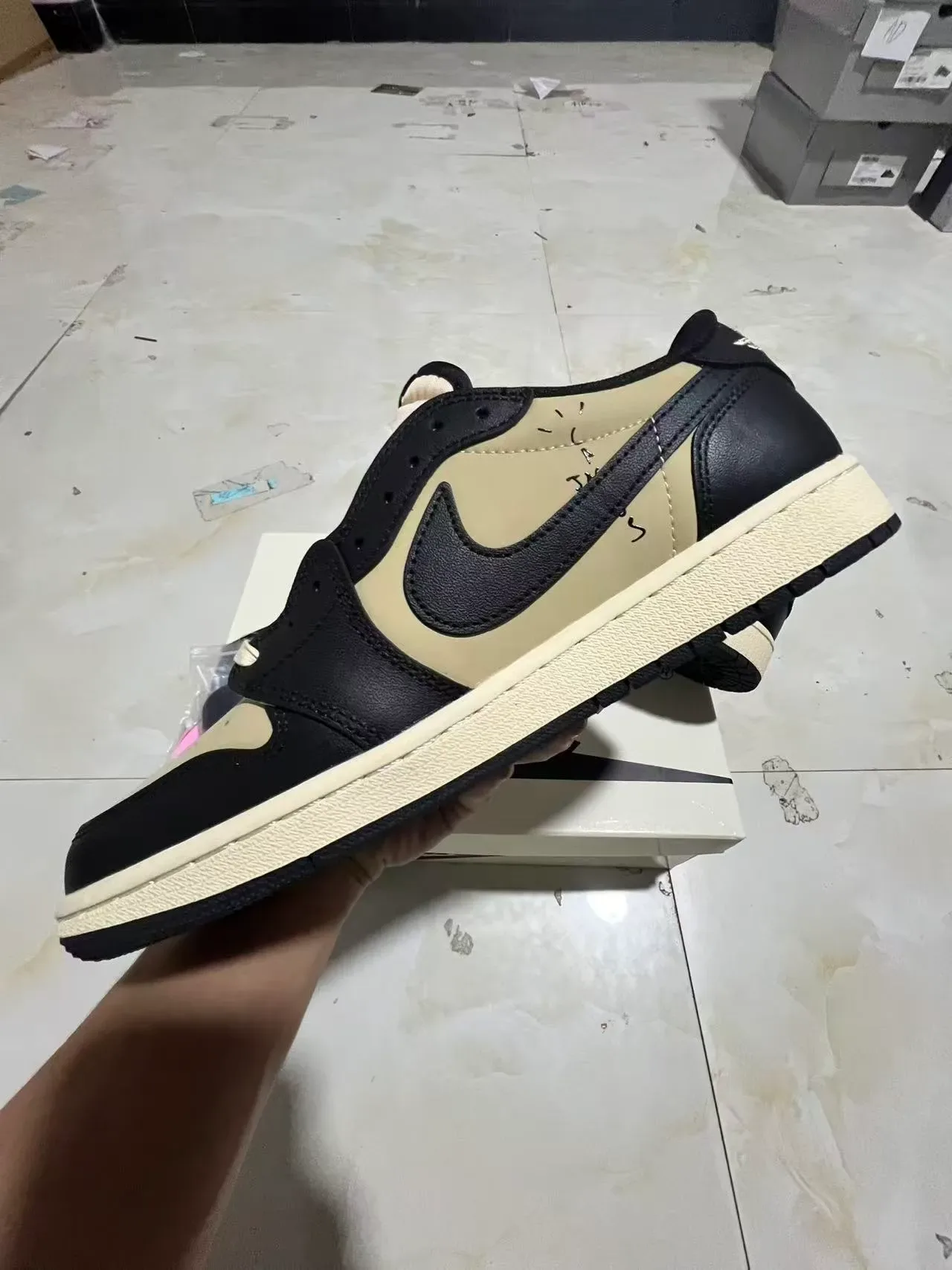 Nike Air Jordan 1 Preto e Creme Tênis Lifestyle 5