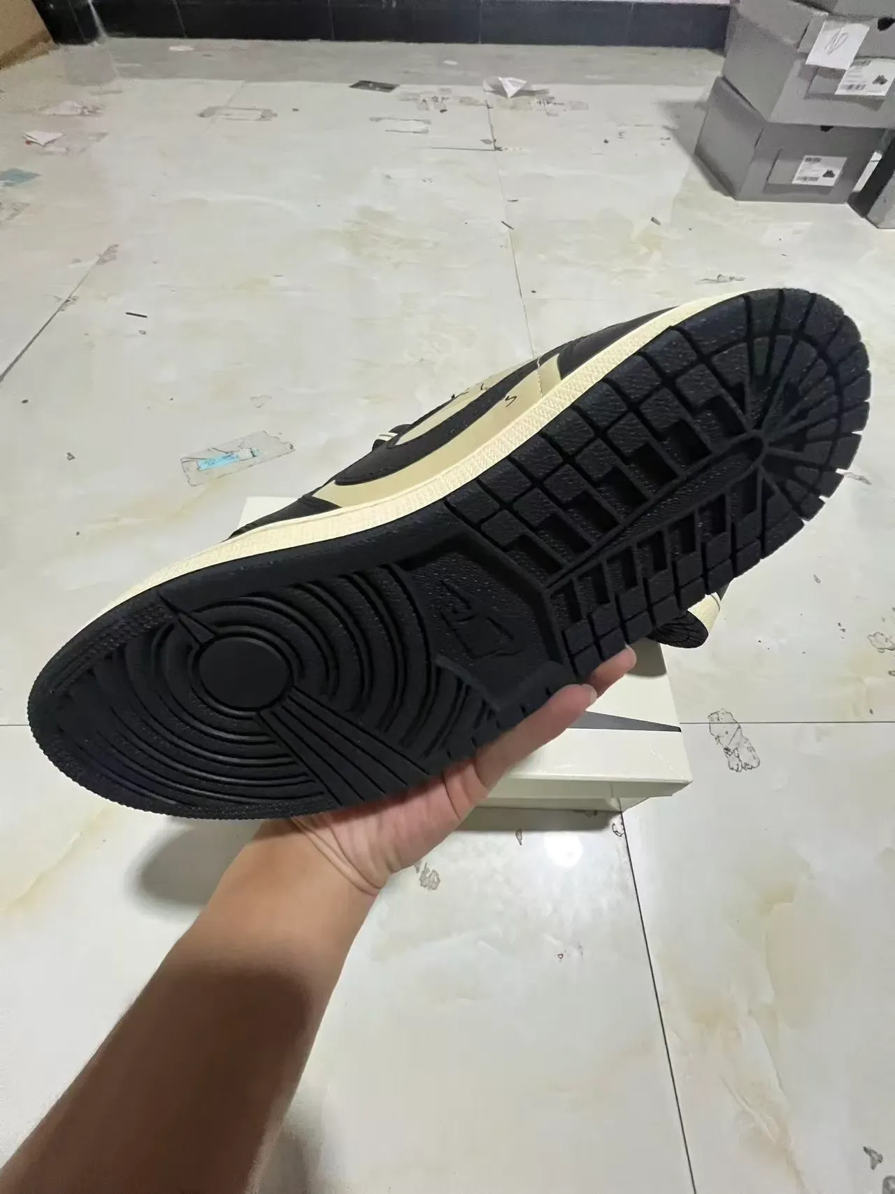 Nike Air Jordan 1 Preto e Creme Tênis Lifestyle 6