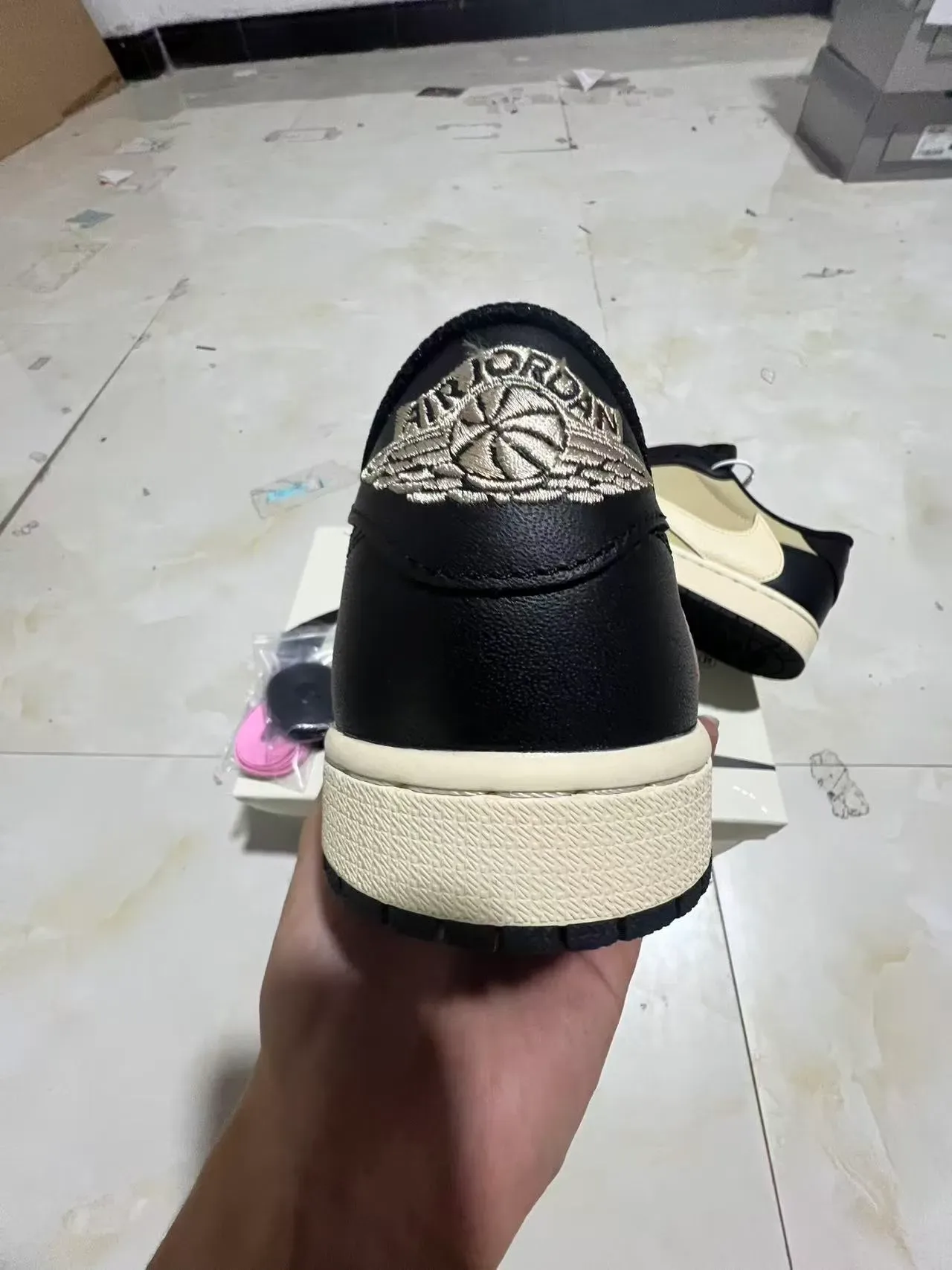 Nike Air Jordan 1 Preto e Creme Tênis Lifestyle 8