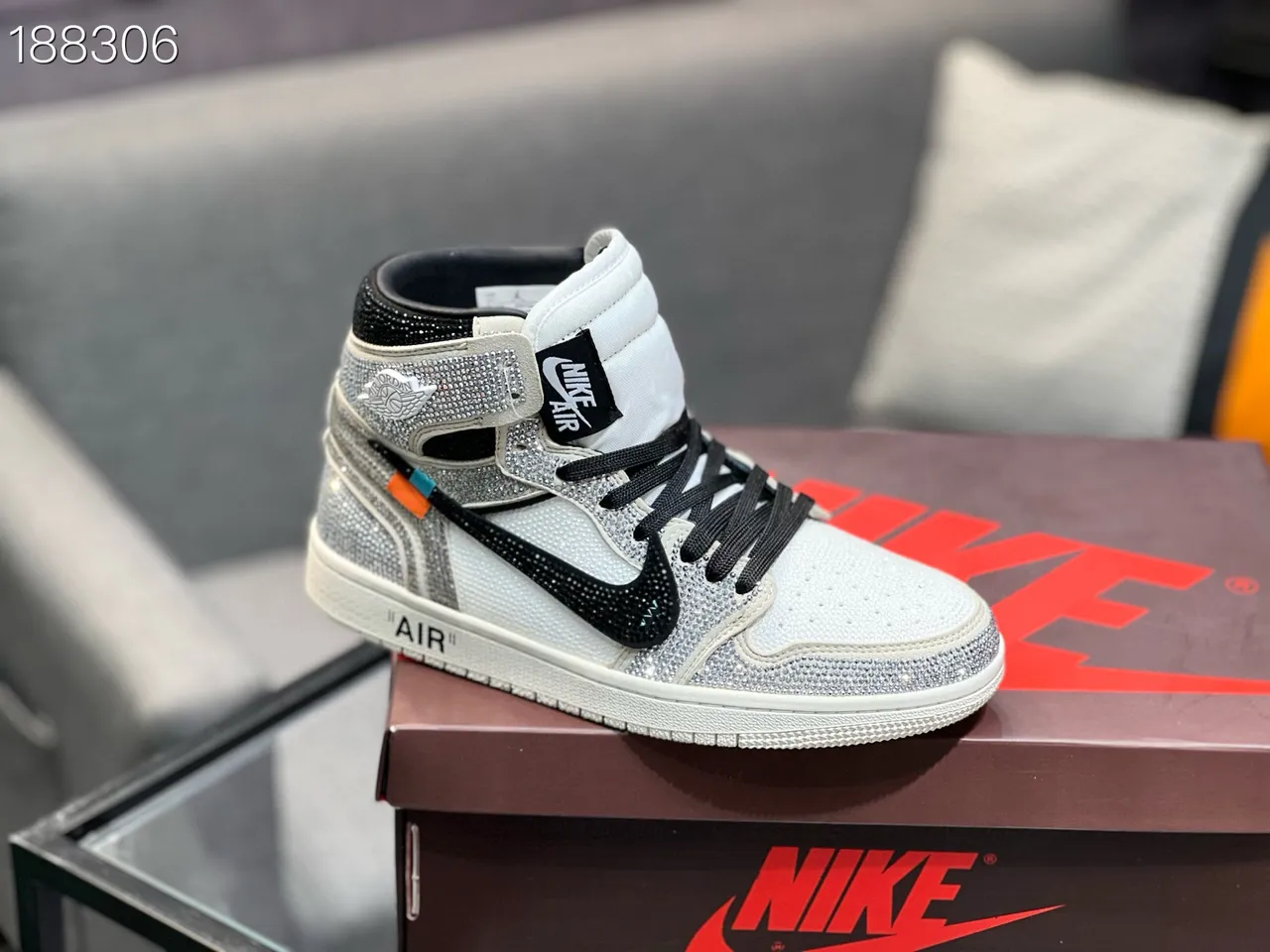 Nike Air Jordan 1 High Off-White Crystal-Embellished Sapatos de basquete 4