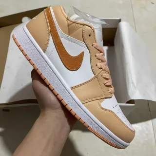 Nike Air Jordan 1 Low بيج وأبيض سنيكرز لايف ستايل