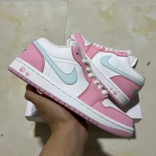 Nike Air Jordan 1 Low وردي وأزرق فاتح لايف ستايل سنيكرز