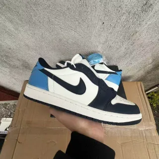 Nike Air Jordan 1 Low أبيض أزرق بحري أزرق فاتح أحذية لايف ستايل