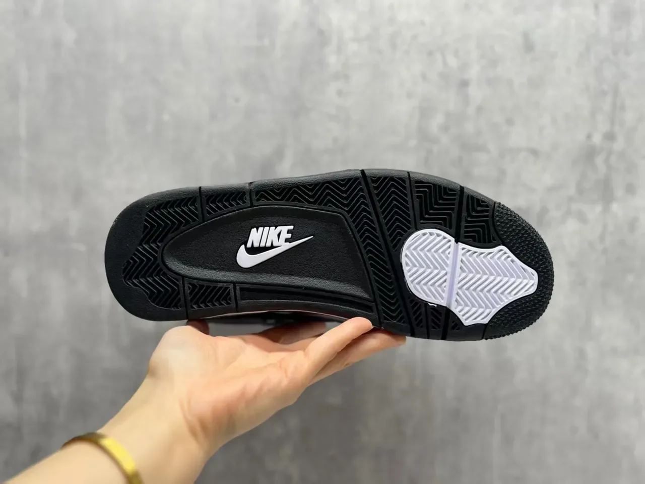 Nike Air Jordan 4 黑白篮球鞋 5