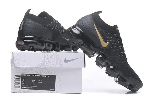 Nike Air VaporMax Tênis Lifestyle Preto e Dourado Metálico 2