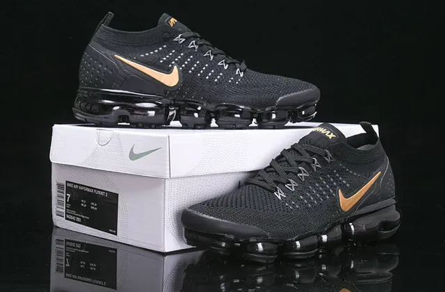Nike Air VaporMax Tênis Lifestyle Preto e Dourado Metálico 10