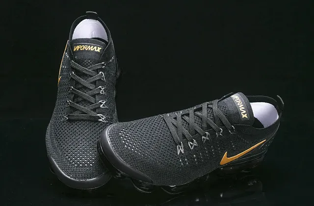 Nike Air VaporMax Tênis Lifestyle Preto e Dourado Metálico 11